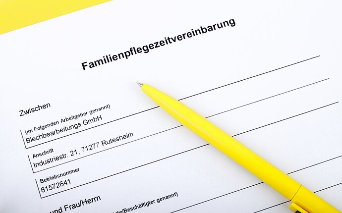 Familienpflegezeit - Das Bild zeigt einen Ausschnitt einer Familienpflegezeitvereinbarung. Auf der Vereinbarung liegt ein gelber Kugelschreiber.
