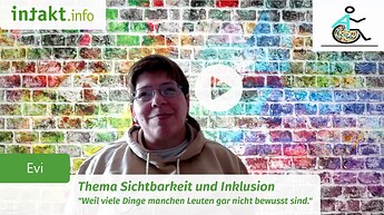 Evi sitzt vor einen bunten Wand. Darunter steht der Text: Thema Sichtbarkeit und Inklusion. "Weil viele Dinge manchen Leuten gar nicht bewusst sind."